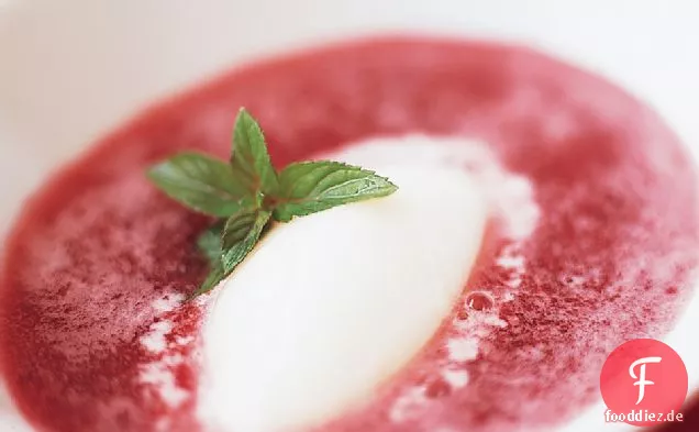 Frische Kirschsuppe mit Zitronensorbet