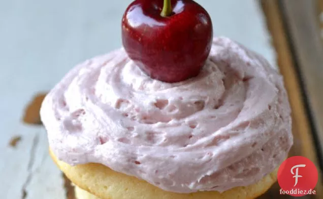 Vanille-Cupcakes Mit Kirsch-Buttercreme-Zuckerguss