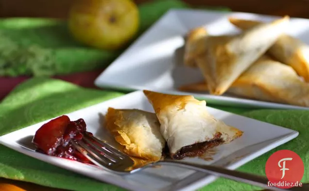 Schokoladen-Samosas mit Birnen-Kirsch-Chutney