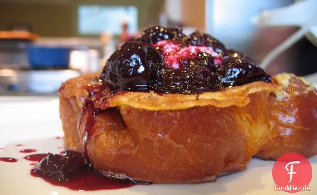 Brioche French Toast mit Frischkäse und (saurem) Kirschkompott