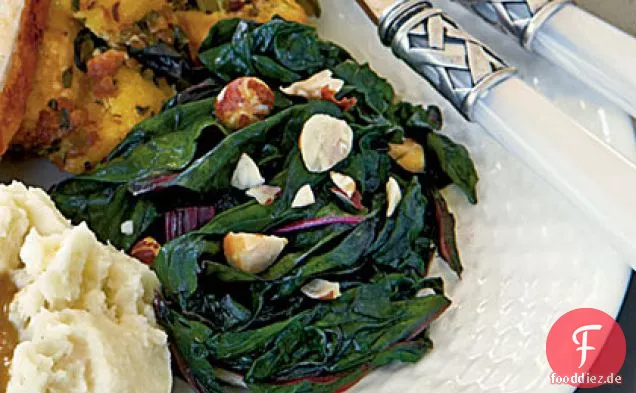 Sautierter Mangold mit Haselnüssen und Knoblauch
