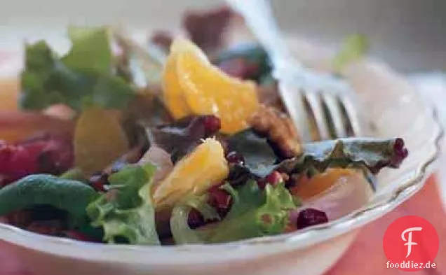 Clementine-Salat mit gewürzten Walnüssen und eingelegten Zwiebeln