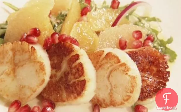 Gebratene Jakobsmuscheln mit Zitrus-, Rucola- und Granatapfelsalat
