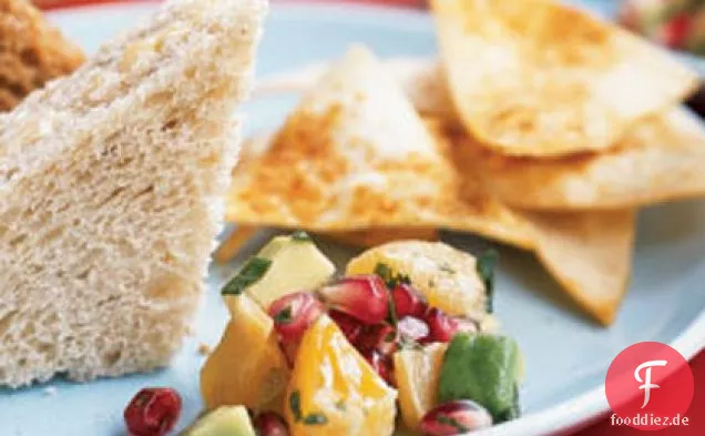 Granatapfel-Avocado-Salsa mit gewürzten Chips