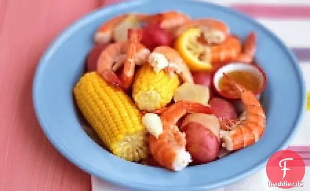 Garnelen kochen mit Mais und Kartoffeln