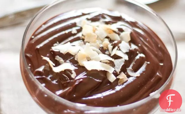Kokosnuss-Schokoladenpudding mit Kokosflocken