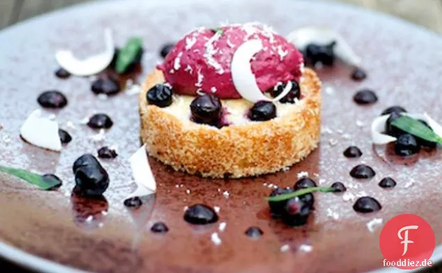 Schwarze Johannisbeere und Kokosnuss Finanzier mit Schwarzer Johannisbeere Mousse