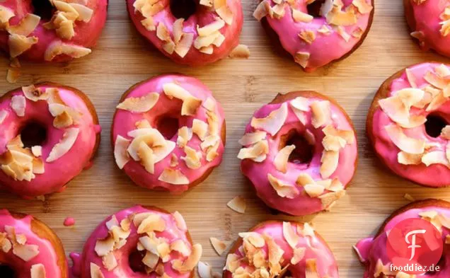 Rosa erhabene Donuts mit gerösteter Kokosnuss