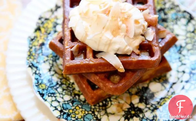 Glutenfreie geröstete Kokosnusswaffeln mit Ahorncreme