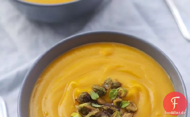 Cremige Kokos-Butternut-Kürbissuppe mit gezuckerten Pistazien