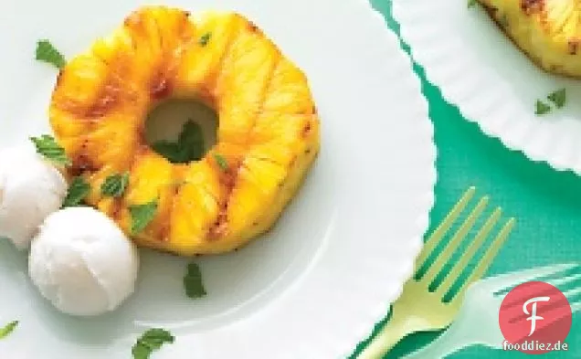 Gegrillte Ananas mit Kokossorbet
