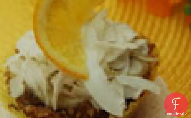 Zitronenpudding gefüllte Kokosnuss-Cupcakes mit rasiertem Kokosnuss-Topping