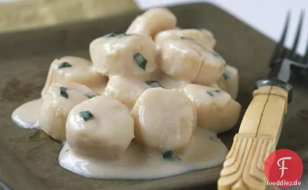 Jakobsmuscheln in Kokos-basilikum-Sauce