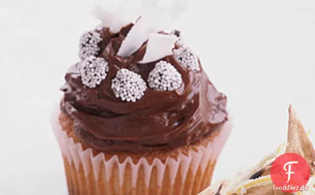 Schokoladen-gefrostete goldene Cupcakes mit Kokosnuss