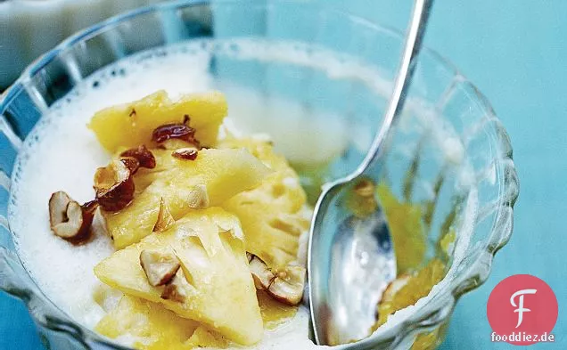 Kokospudding mit Ananas und kandierten Cashewnüssen