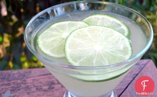 Setzen Sie die Limette in Tee Kokosnuss