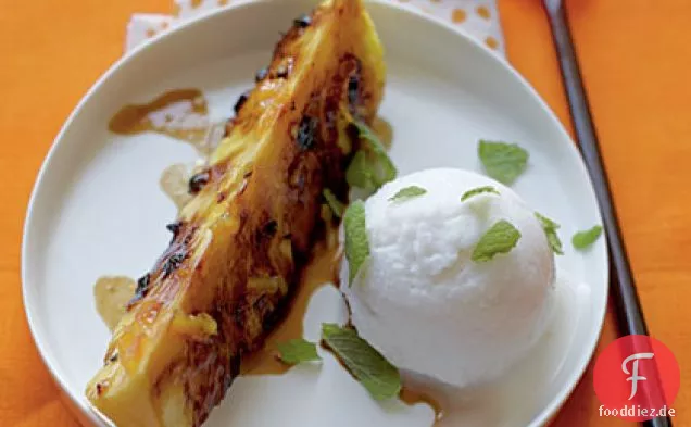 Gegrillte glasierte Ananas mit Kokossorbet