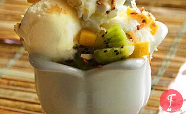 Kokosnuss-Gefrorener Joghurt Mit Tropischen Früchten