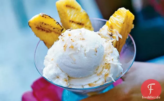 Rum-Macadamia-Eis mit gegrillter Ananas und Kokosnuss
