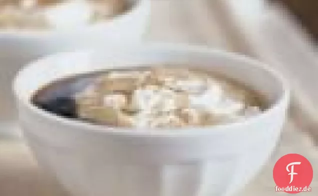 Feiertagskaffee mit gewürzter Schlagsahne
