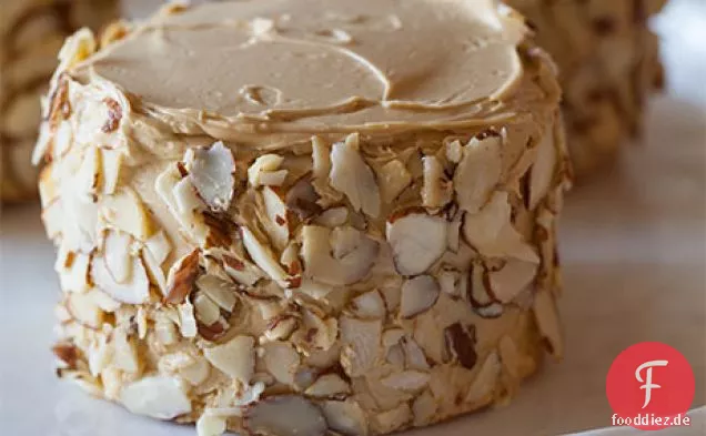 Kleine Biskuitkuchen mit Kaffeebuttercreme und gerösteten Mandeln