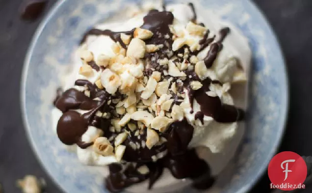 Mokka-Baiser mit Jameson Whisky-Creme, Schokoladensauce und