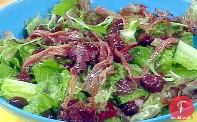 Gemischter Grüner Salat mit Zitrone, Oliven und Sardellen