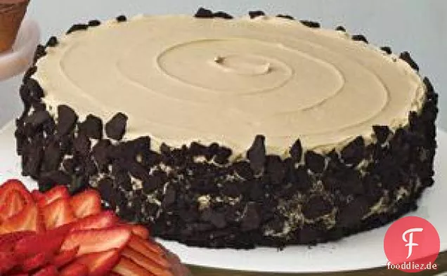 Schokoladenkuchen mit Kaffeeglasur und zerdrückten Keksen