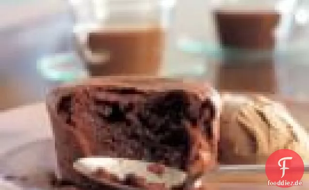 Weicher Schokoladenkuchen mit Espresso-Eis