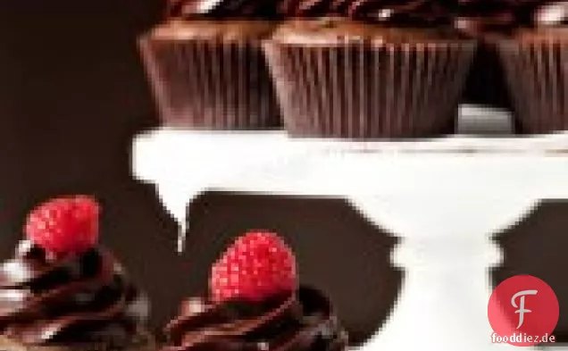 Schokoladen-Cupcakes mit Chambord-Zuckerguss