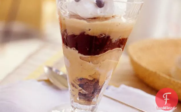 Mokka-Parfaits mit Fudge-Sauce