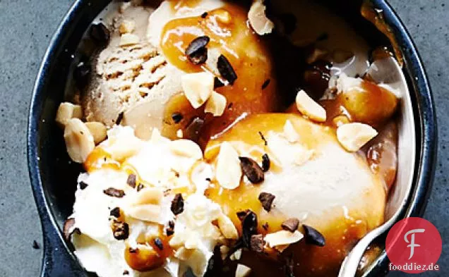Kaffeebecher mit gesalzener Erdnussbutter Karamell