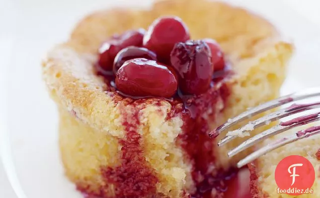 Maiskuchen und gewürzte Preiselbeeren