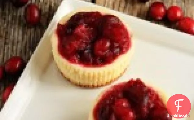 Individuelle Käsekuchen Mit Orangen-cranberry-Sauce