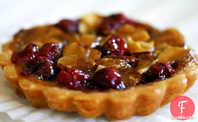 Cranberry-, Karamell- und Mandeltarte