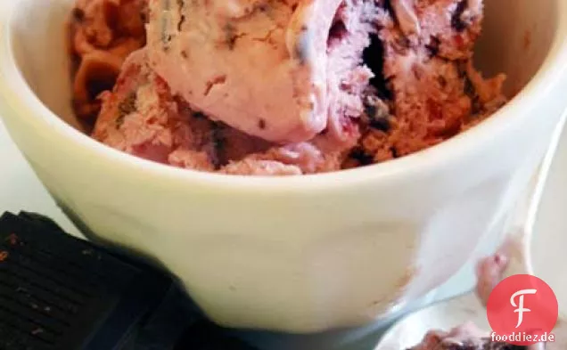 Cranberry und dunkle Schokolade Chunk Eis