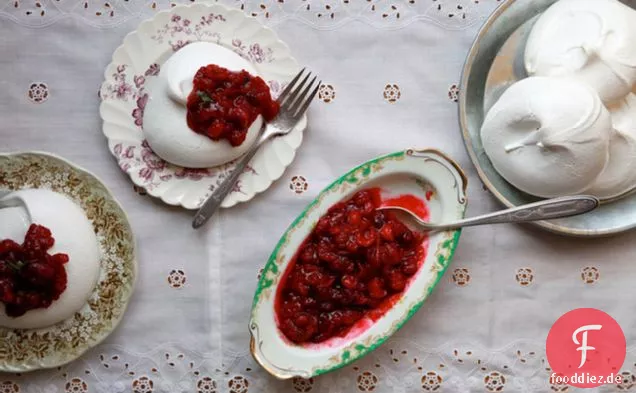 Pavlovas Mit Cranberry-Orangen Rosmarin Sauce
