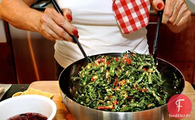 Grünkohlsalat mit Preiselbeeren und Walnüssen