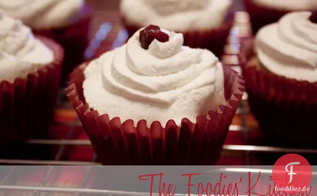Cranberry Cupcakes mit Ahorngeschmack Schlagsahne