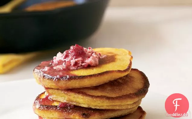 Maismehlpfannkuchen mit Ahorn-Cranberry-Butter