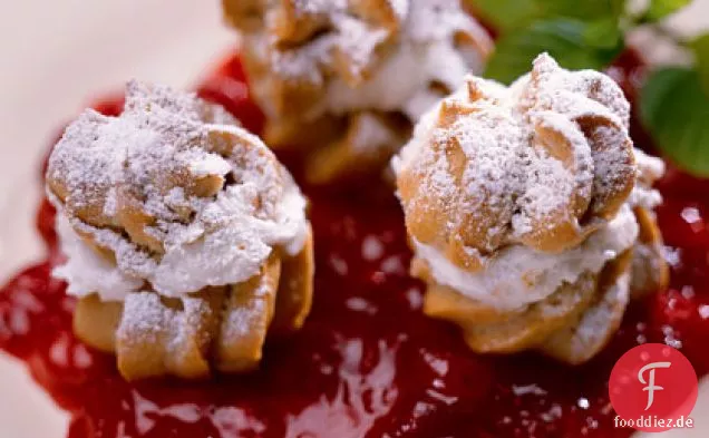 Kürbis-gewürzte Profiteroles mit warmem Cranberry-Kompott