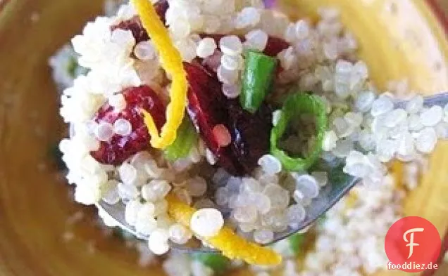 Quinoa Salat mit Preiselbeeren, Schalotten & Orangenschale
