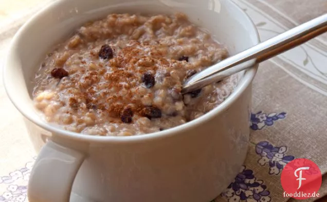 Stahl geschnitten Haferflocken mit Ahornsirup, Johannisbeeren und Kokosnuss