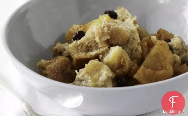 Brotpudding mit Birnen, Johannisbeeren und Zimt