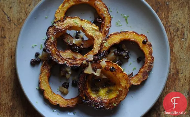 Knusprige Delicata-Ringe mit Johannisbeere, Fenchel & Apfel-Relish