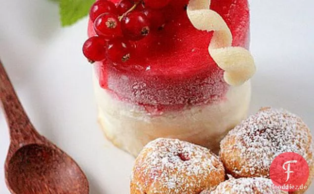 Johannisbeersorbet und Faisselle-Eis mit gebratenen Erdbeeren