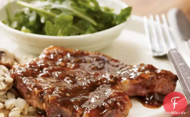 Pan-gebratene Schweinekoteletts mit roter Johannisbeersauce