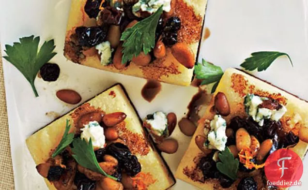 Polenta-Quadrate mit Gorgonzola und Pinienkernen