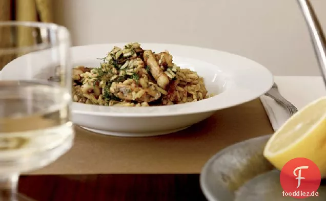 Muschel-Tintenfisch-Pilaw mit süßen Gewürzen und Dill