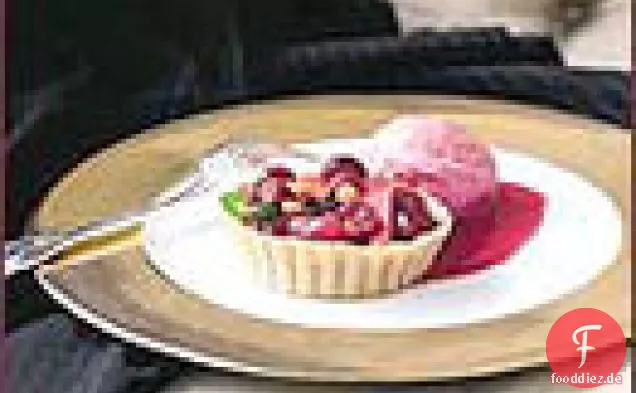 Cranberry-Birnen-Törtchen mit Cranberry-Eis